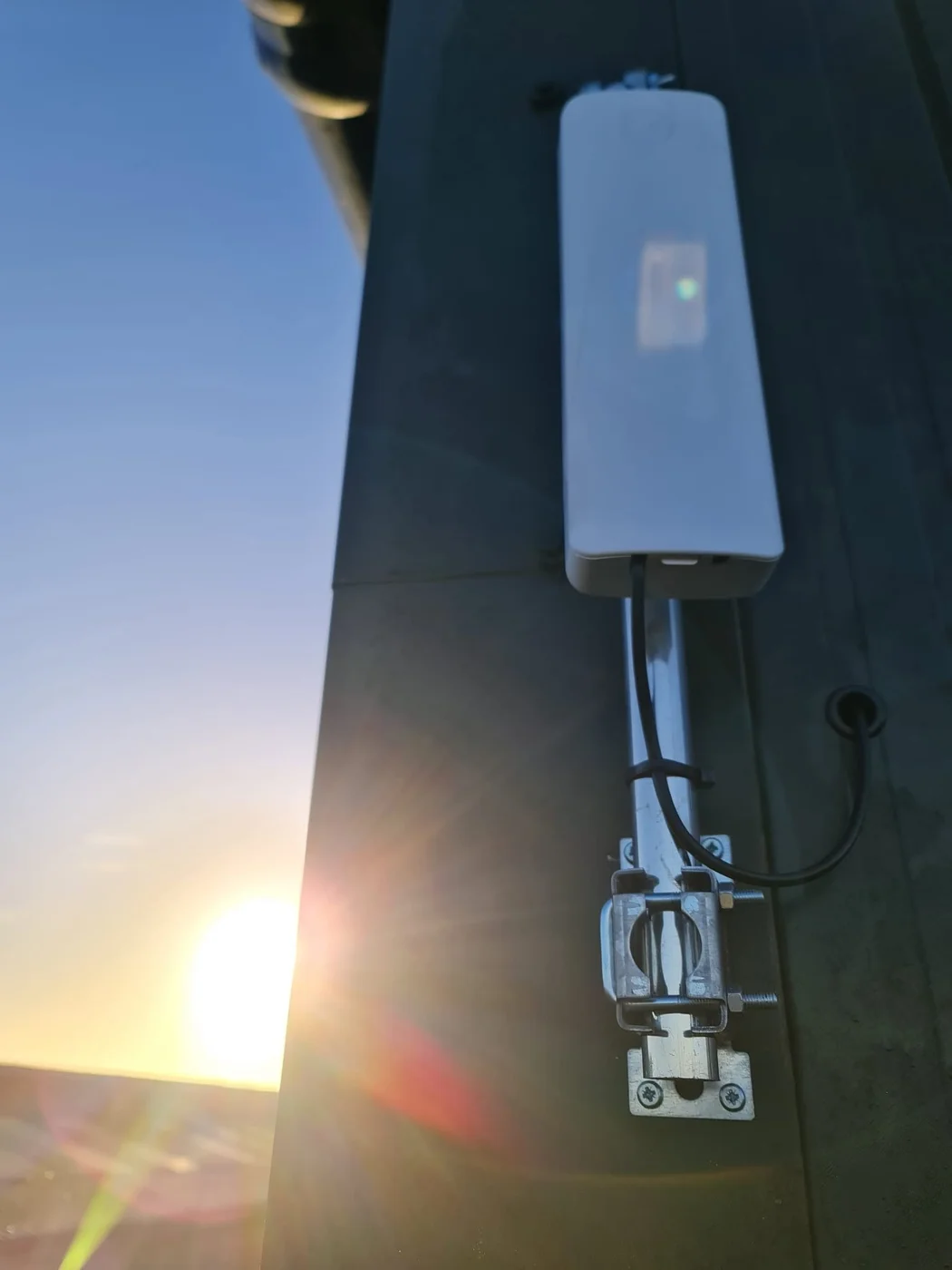 Outdoor wireless link unit mounted on a farm building